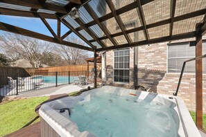 Outdoor spa tub - 5BD Glamorous Home | Backyward Oasis, Cinema Room (McKinney)