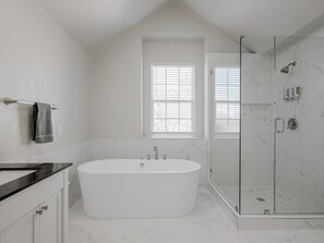 Bathtub, hair dryer, towels, shampoo - 5BD Glamorous Home | Backyward Oasis, Cinema Room (McKinney)