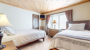 4 bedrooms, iron/ironing board, WiFi, bed sheets