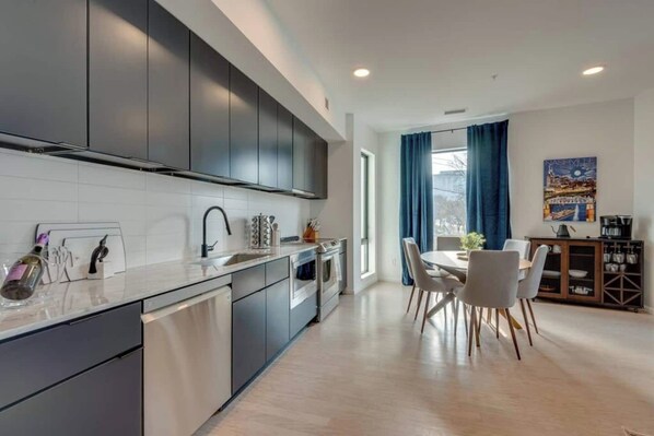 Réfrigérateur, micro-ondes, four, plaque de cuisson