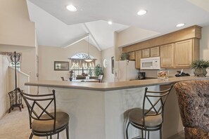 Condo, várias camas, varanda, vista para o campo de golfe | Cozinha privada | Geladeira, micro-ondas, fogão, cooktop