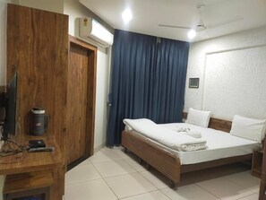 Room - Hotel Kartiki (Chhatrapati Sambhajinagar)