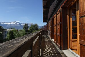 A wooden balcony with a view of snow-capped mountains. - BELLE-SOFIANNA, 5 bedroom chalet in the heart of town (Saint-Gervais-les-Bains)