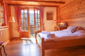 5 bedrooms, desk, iron/ironing board, travel cot