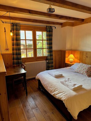 5 bedrooms, desk, iron/ironing board, travel cot