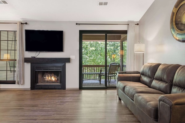 Appartamento, letti multipli, balcone, vista campo da golf (Golf View Serenity) | Area soggiorno | TV a schermo piatto 42 pollici con canali digitali, caminetto