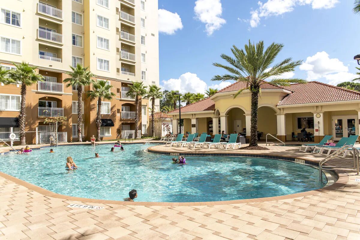 5 minutes to Universal-Pool-Wifi-Free Prkng, 2 King beds, kitchenette, Pool Bar