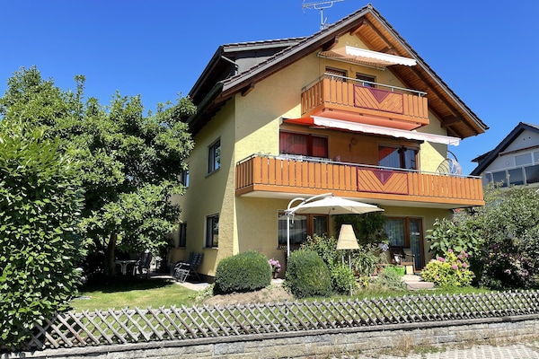 Südansicht vom Haus mit großem teilw. sichtgeschütztem Garten