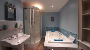 Een douche, een bubbelbad, een haardroger, handdoeken