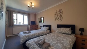 5 slaapkamers, een bureau, een strijkplank/strijkijzer, reisbedje