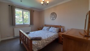 5 bedrooms, desk, iron/ironing board, travel cot
