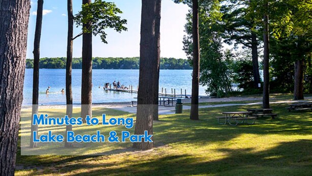 Een park met picknicktafels en uitzicht op een meer.