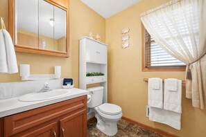 Ducha y bañera combinadas, secador de pelo y toallas
