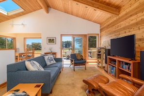 House, Multiple Beds, Hot Tub, Ocean View | Living area