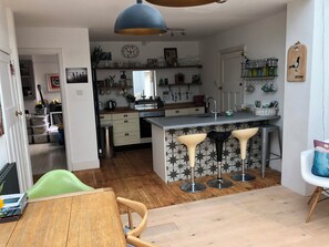 House | Private kitchen | Fridge, microwave, oven, stovetop - 5 Bed House - Sleeps 15 - Pets - Garden - Parking (Kingsbridge)