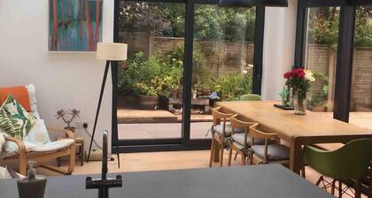 5 Bed House - Sleeps 15 - Pets - Garden - Parking