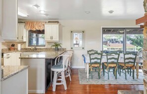 Maison, plusieurs lits, patio (Bayfront to Beach Beauty) | Restauration