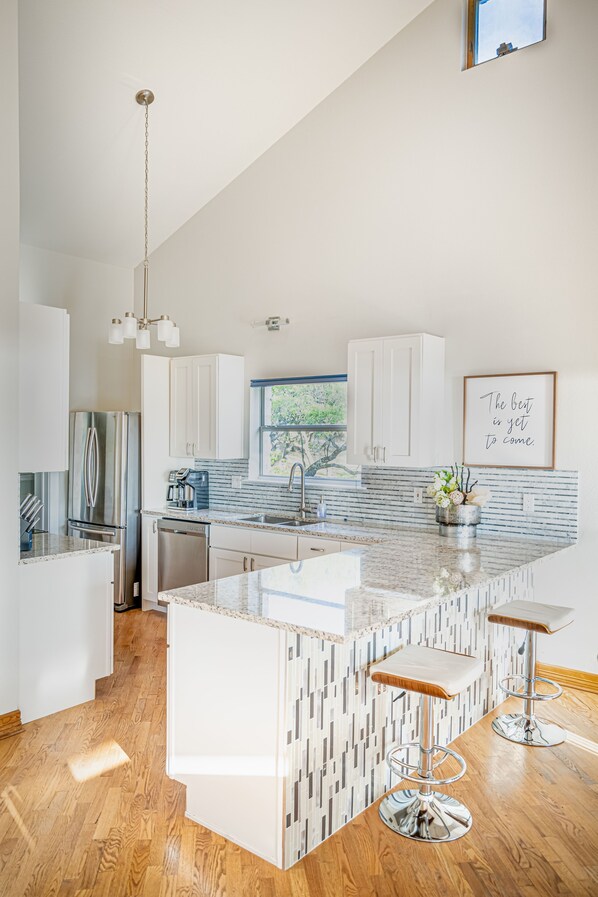 House, Multiple Beds, Balcony | Private kitchen | Fridge, microwave, oven, stovetop - Lavish Lake Getaway (Austin)