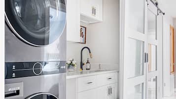 House, Multiple Beds, Balcony | Private kitchen | Fridge, microwave, oven, stovetop