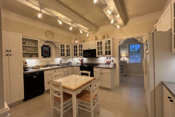 Frigorífic, microones, forn i placa de cuina