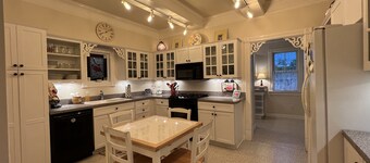 Charming Victorian, Private Hot Tub