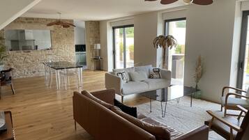 Smart-tv, een open haard en boeken