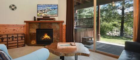 Hus - flere senge - boblebad | Stue | 40-tommers tv med digitale kanaler, pejs