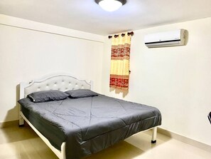 1 bedroom, free WiFi - A spacious King bedroom with Air Condition (Borey Piphub Thmei Salamom)