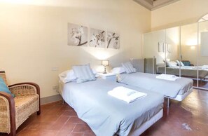 3 Schlafzimmer, Schreibtisch, Bügeleisen/Bügelbrett, Reisekinderbett