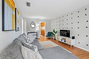 Smart TV, Netflix, Hulu, streaming services