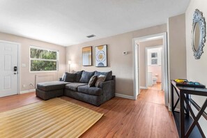 Smart TV, Netflix, Hulu, streaming services