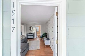 Interior - "Secret San Marco Escape A"- WIFI, Affordable, TV (Jacksonville)