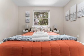 2 bedrooms, laptop workspace, free WiFi, bed sheets - "Secret San Marco Escape A"- WIFI, Affordable, TV (Jacksonville)