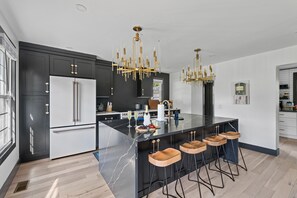 Fridge, microwave, oven, stovetop - Unwind in Style | The Longboard (Mount Pleasant)