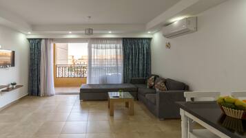 3 bedrooms, iron/ironing board, bed sheets