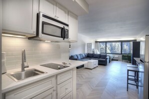 Kjøleskap, mikrobølgeovn, kokeplater og kaffetrakter/tekoker