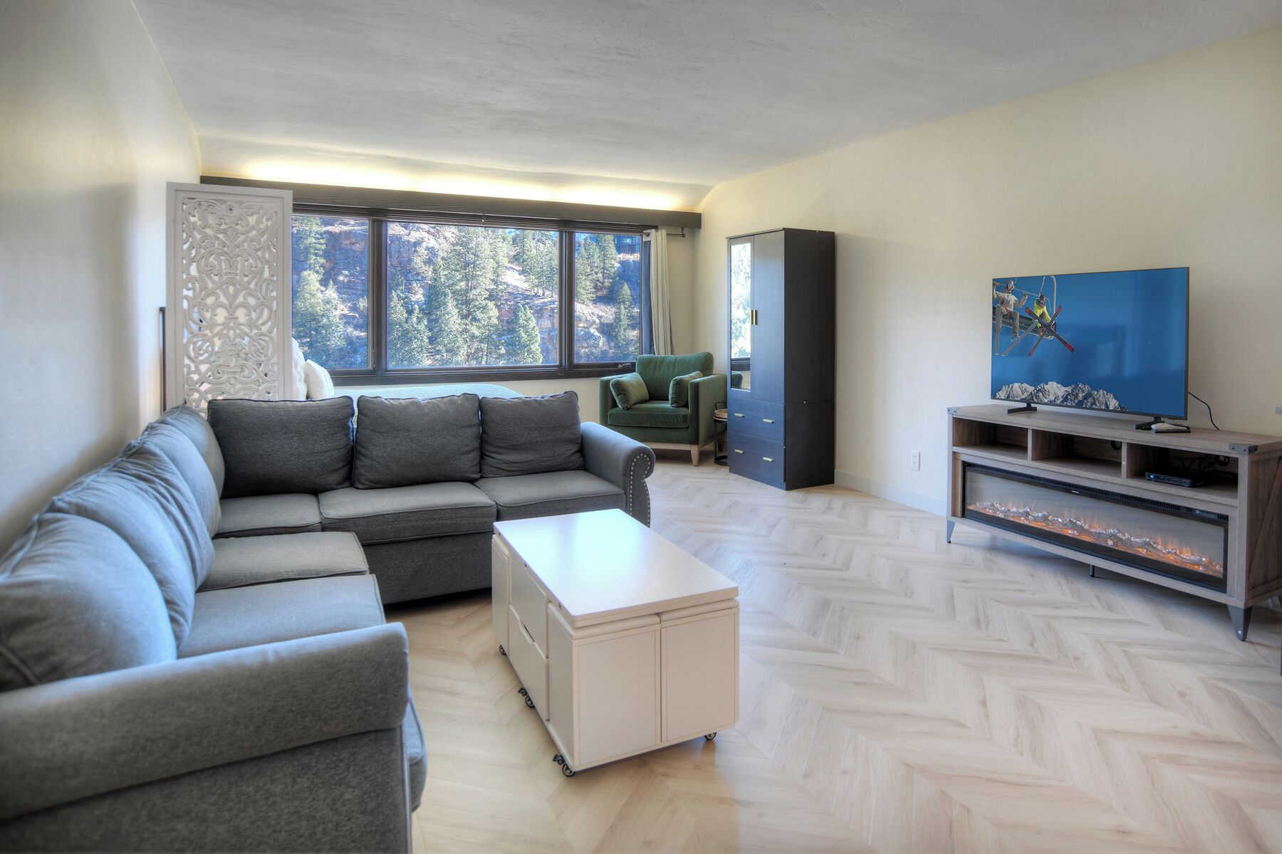 Queen Studio with Sleeper Sofa, Fireplace, Views