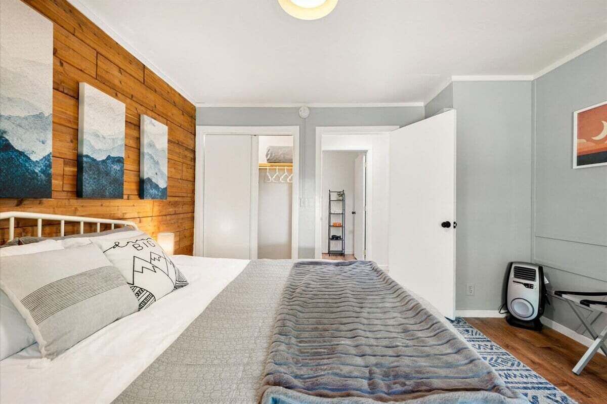 2 多间卧室、办公桌、免费 WiFi、床单