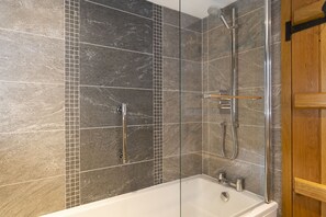 Ensemble douche/baignoire, serviettes fournies