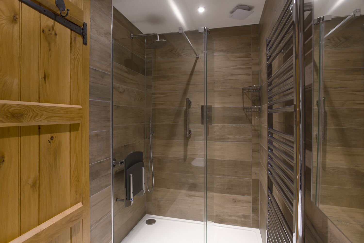 Combined shower/tub, towels