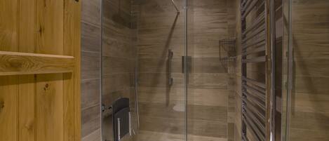 Ensemble baignoire-douche, serviettes fournies