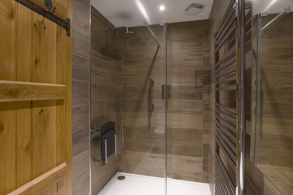Combined shower/bathtub, towels