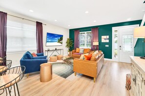 Smart TV, fireplace, video games - Epic Disney Villa • Hidden Arcade & Playroom! 6 Bdrm • 12 min from Disney (Kissimmee)