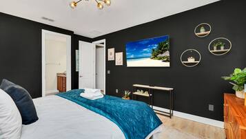 6 bedrooms, desk, iron/ironing board, travel cot