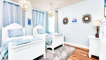 6 bedrooms, desk, iron/ironing board, travel cot