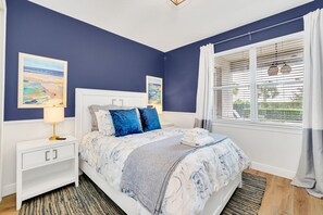 6 makuuhuonetta, työpöytä, silitysrauta/-lauta, vauvan matkasänky