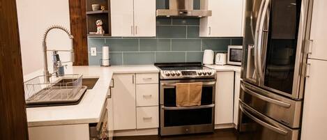 ثلاجة، ميكروويف، فرن، موقد طهي مسطح