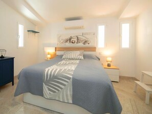 2 bedrooms, iron/ironing board, free Internet