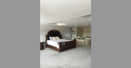 Beautiful Spacious Master BedRoom