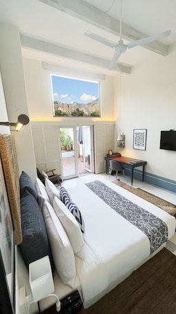 4 Suite Max with Fountain and Mountain View - Pet Friendly | Premium bedding, down comforters, Select Comfort beds, minibar